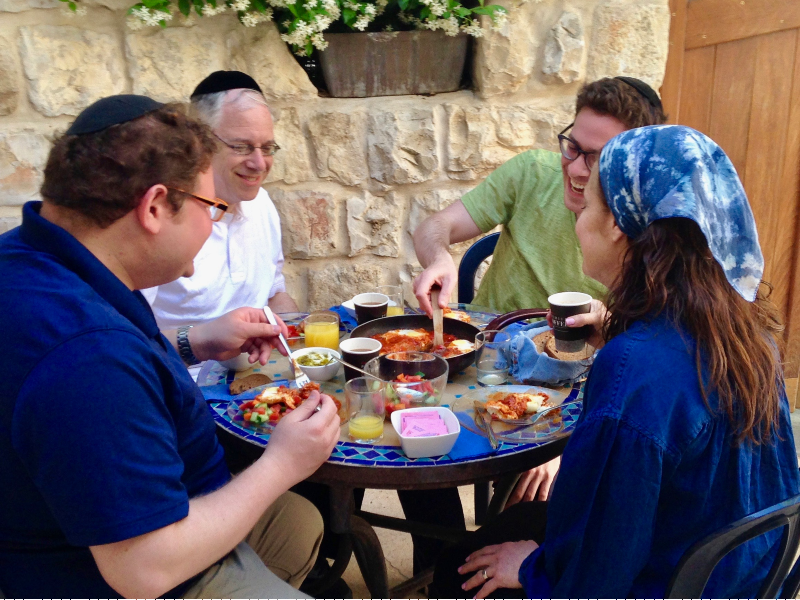 Suite: family breakfast in courtyard